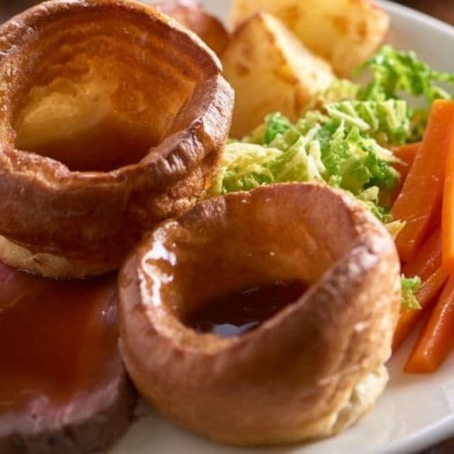 Roast beef with gluten-free Yorkshire puddings Roast beef with gluten-free Yorkshire puddings